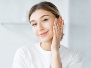 目の下のクマ取り治療は施術後何年もつの?治療法や持続期間を解説