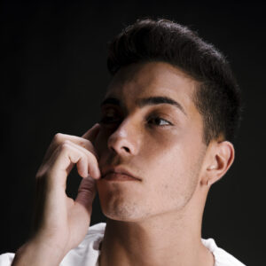 男性の目の下のクマ取り事情！自然に若返る方法と向いてる人